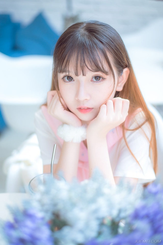 “若不放他们离去，严颜怎会知道我来了？”魏延微微一笑，看向邓贤道：“附近有没有地方能够施展的开？”
